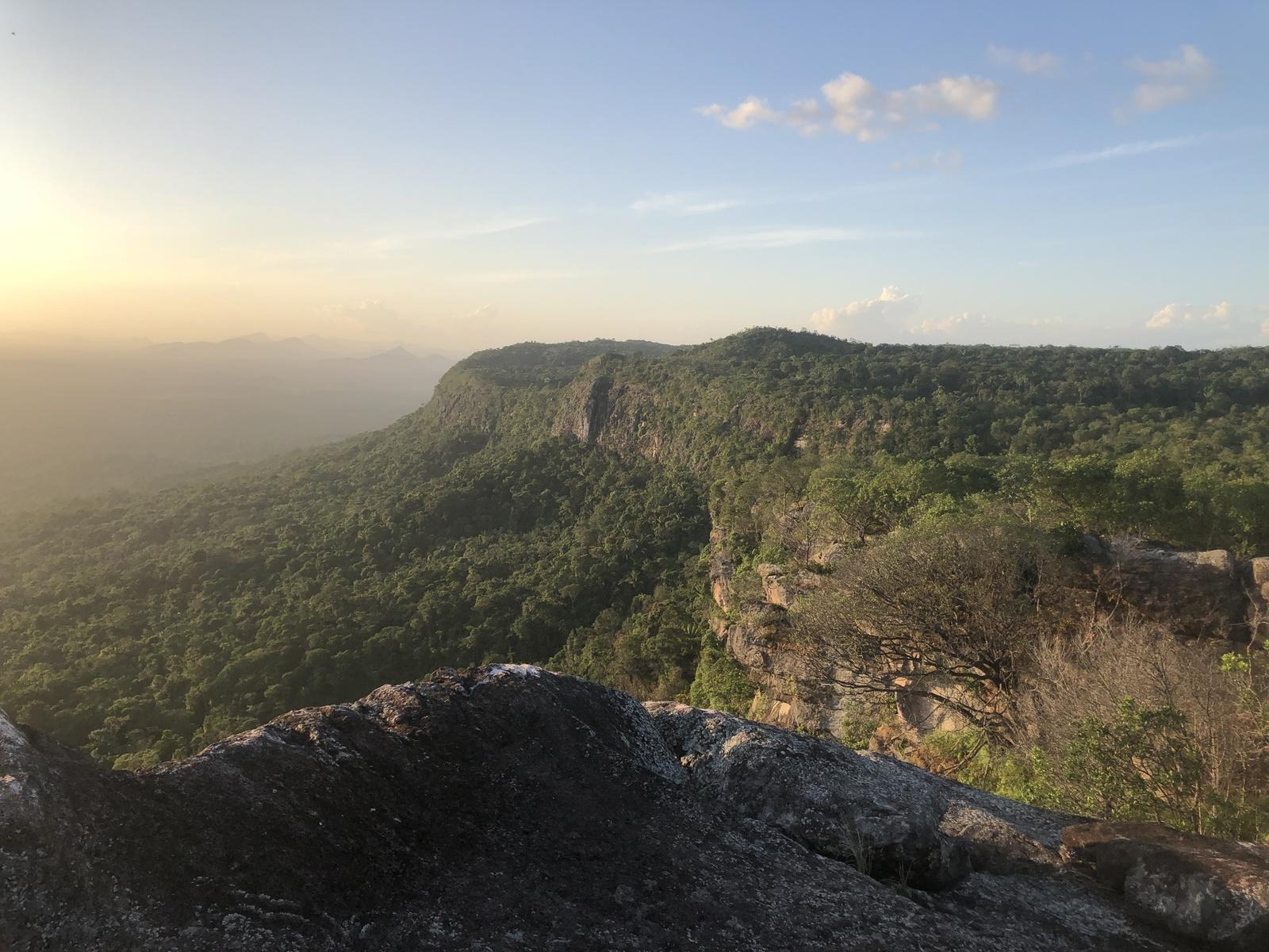 Paredões e vale vistos de um mirante na Serra do Tepequém